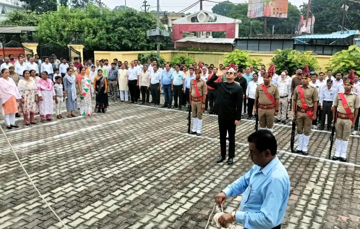डीएम ने कलेक्ट्रेट में किया ध्वजारोहण 