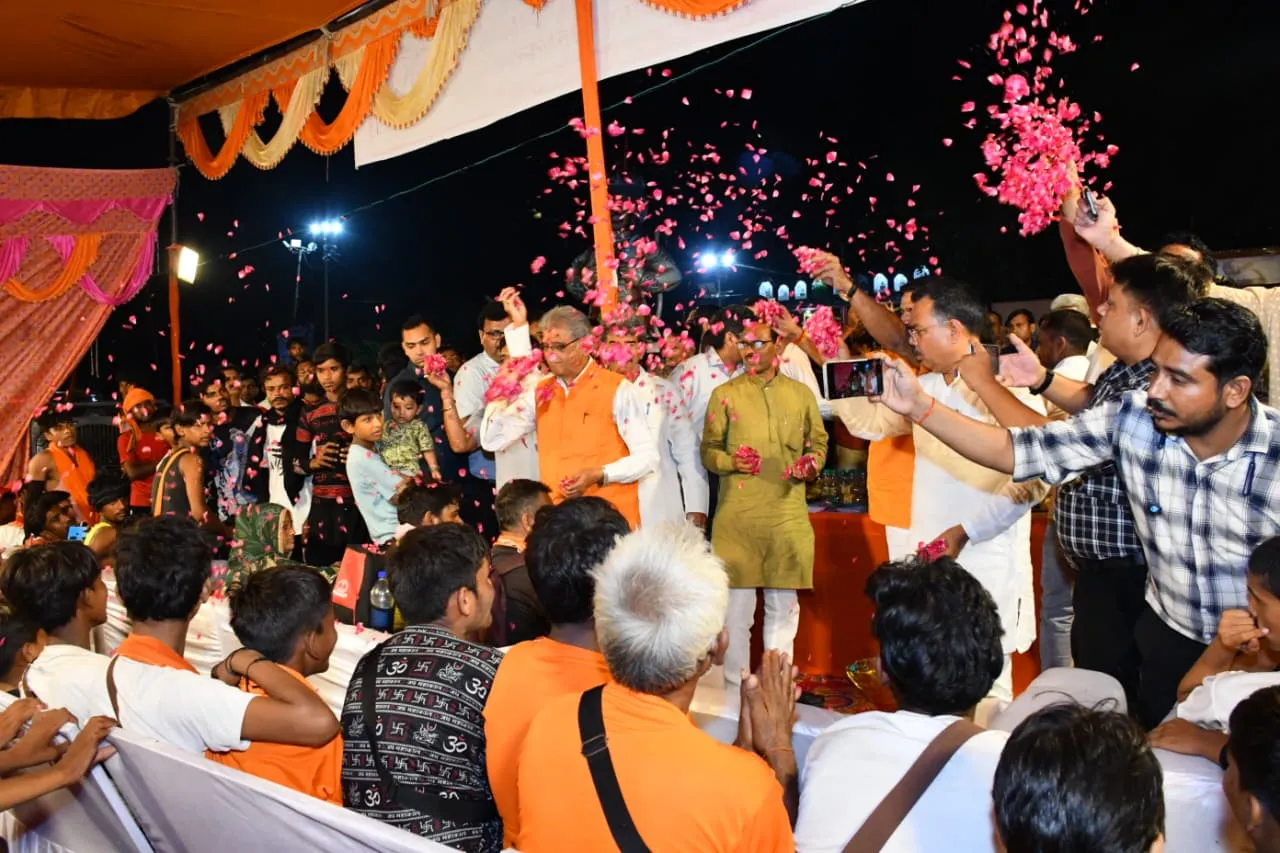 कांवड़ियों पर की जाए अधिक से अधिक पुष्पवर्षा