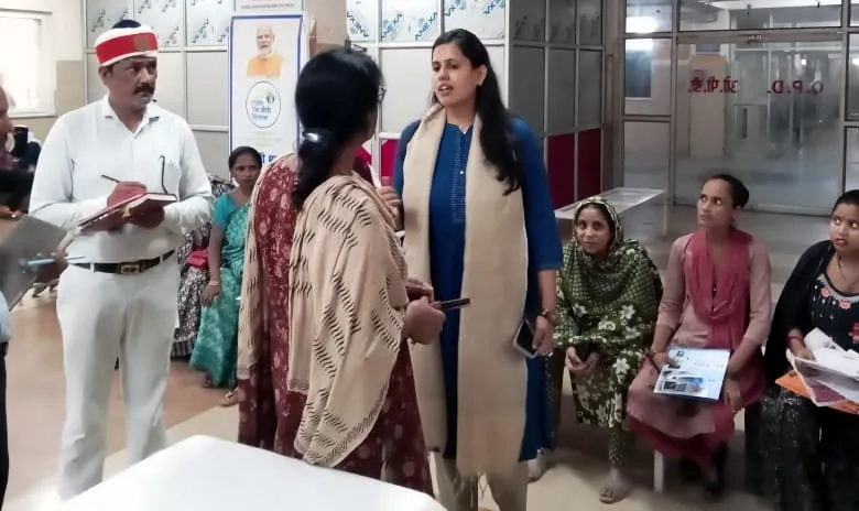 सीडीओ ने जिला महिला चिकित्सालय का किया औचक निरीक्षण 
