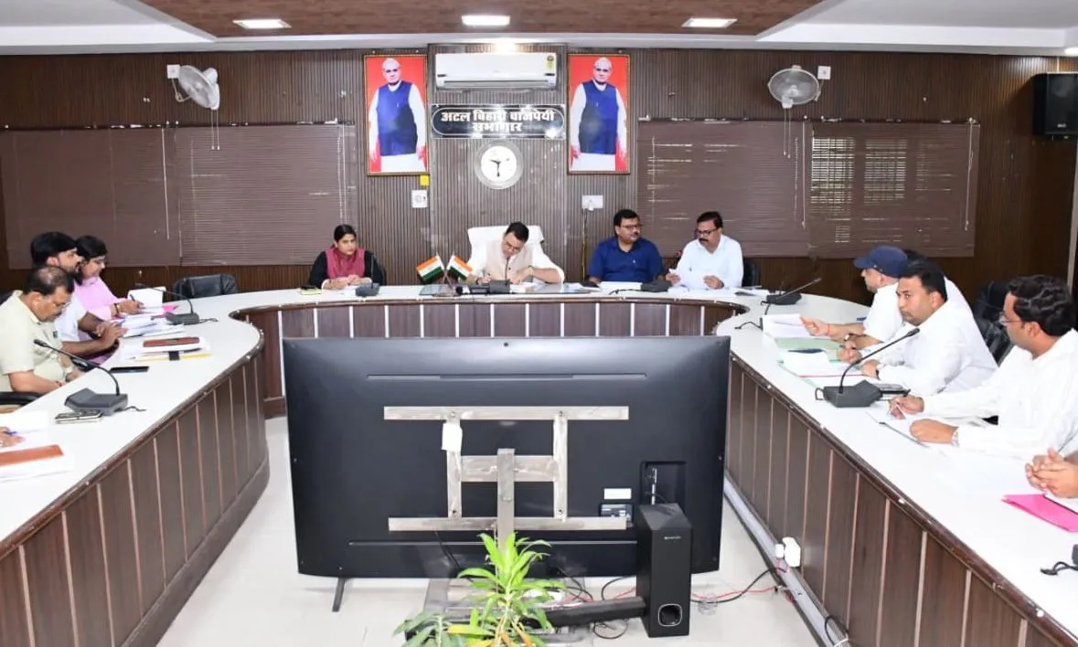 सीएम डैशबोर्ड की समीक्षा में डीएम ने दिए सख्त निर्देश