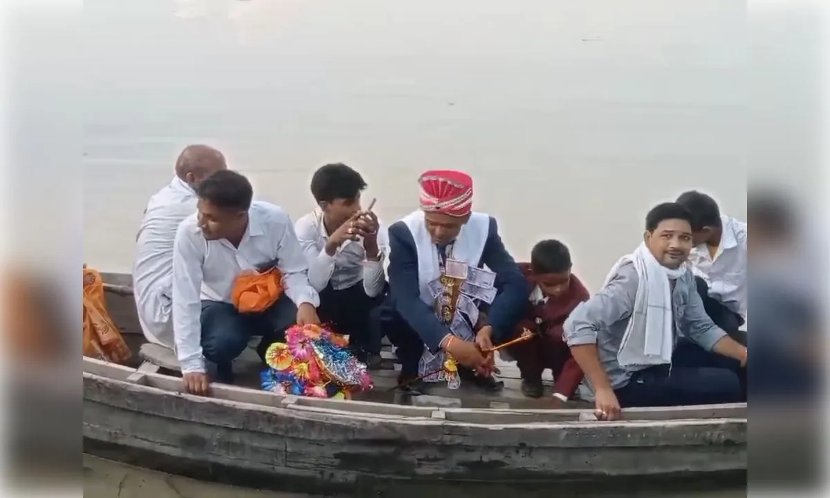  दुल्हन के घर नाव से पहुंचा दूल्हा