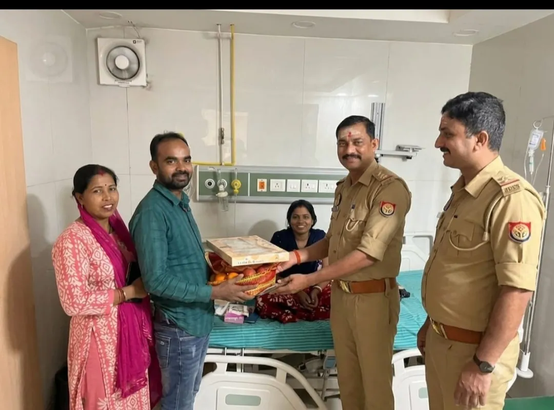 पीड़ित परिवार से मिलने अस्पताल पहुंचे गुलरिहा इंस्पेक्टर, बंधाया ढांढस