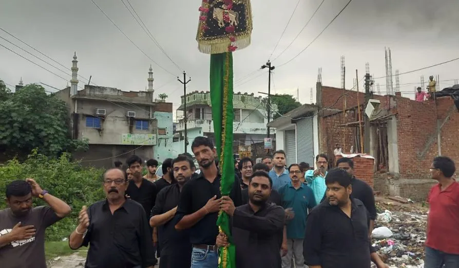 चेहल्लुम पर अकीदत में डूबा शिया समुदाय 