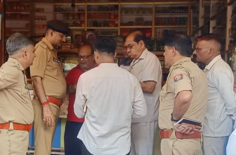 मुख्य बाजार में चोरों का धावा, दो दुकानों से लाखों की नकदी-सामान चोरी 