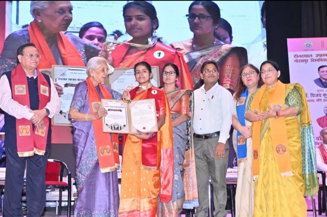 मां के संघर्ष को बनाया ताकत, गोरखपुर विवि में बीए में टॉप कर मानसी भट्ट ने बढ़ाया विद्यालय का गौरव