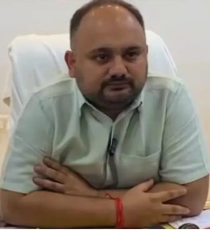 जिला मजिस्ट्रेट ने 05 गुण्डों को किया जिला बदर