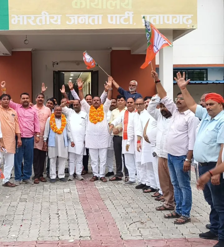 अमर पाल मौर्य के राष्ट्रीय अध्यक्ष ओबीसी मोर्चा बनने पर भाजपा कार्यालय में जश्न