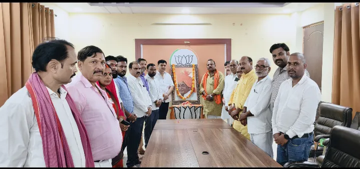 भाजपा कार्यालय में पूर्व मुख्यमंत्री कल्याण सिंह बाबू जी को दी गई श्रद्धांजलि