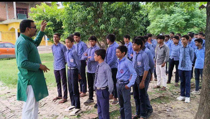 पर्यावरण सेना ने वृक्षों को रक्षा सूत्र बांधकर चलाया वृक्ष रक्षा अभियान