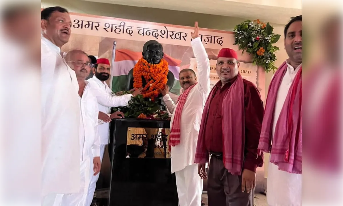 सपा प्रतिनिधिमंडल ने काकोरी स्मारक पहुंचकर अर्पित की श्रद्धांजलि
