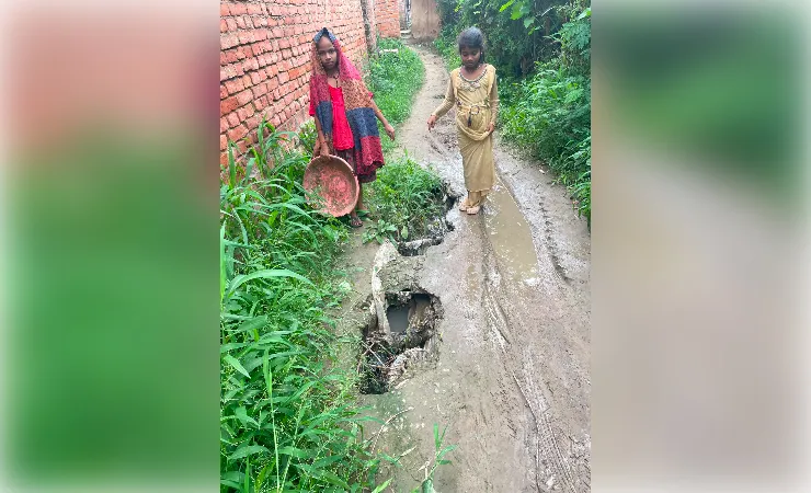 नाली के टूटे ढक्कन से हादसे का भय