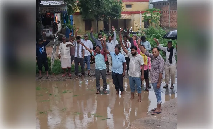 सड़क या तालाब? बदहाली से नाराज ग्रामीणों ने बीच सड़क पर कर दी धान की रोपाई