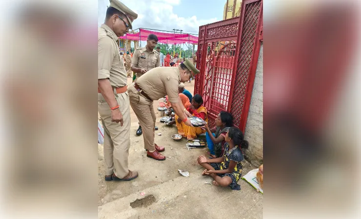 थानाध्यक्ष बीजपुर ने अजीरेश्वर महादेव मंदिर पर असहायों को वितरित किए लंच पैकेट