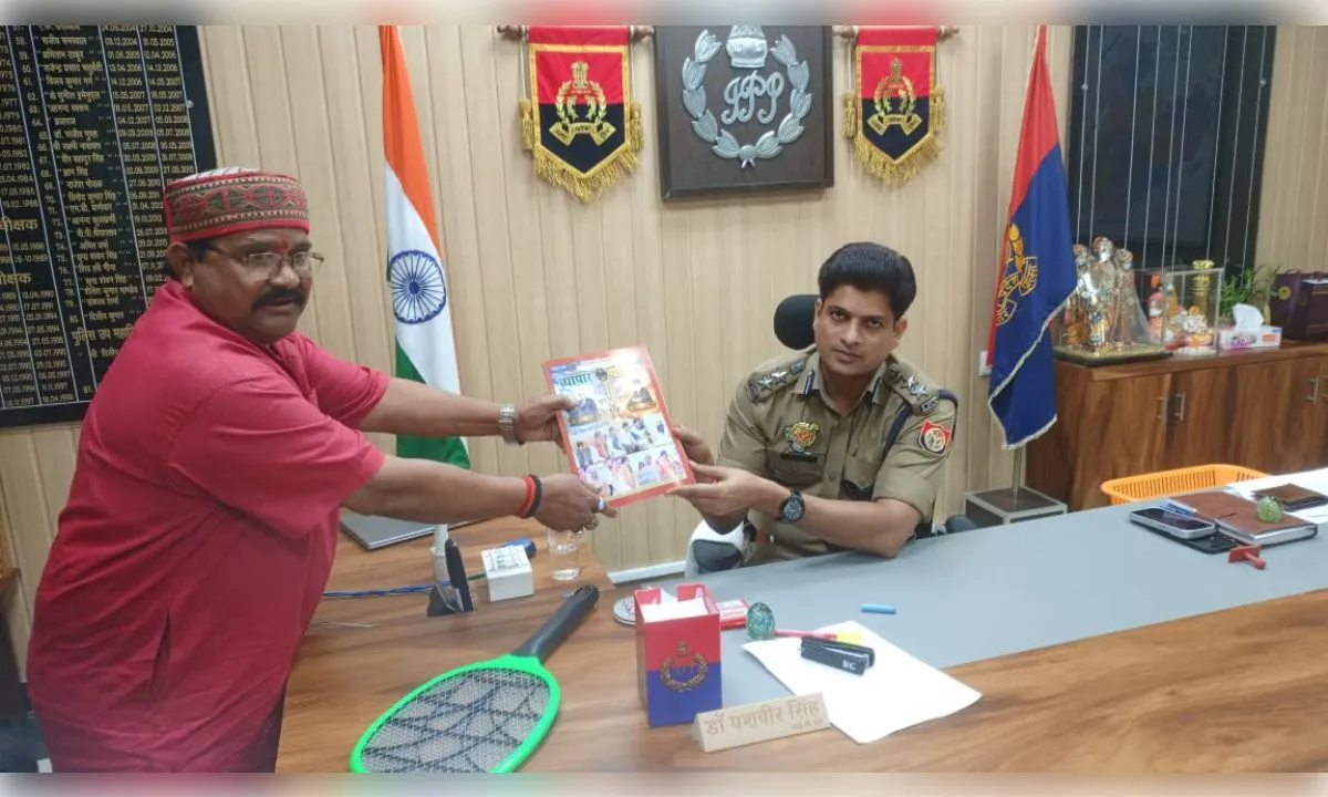 नवागत एसपी यश वीर सिंह को भेंट की कमलापुरी वैश्य अमृत पत्रिका