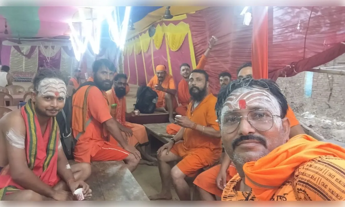 छोटे मुंशी मदन सिंह का कांवडियों काफिला पंहुचा बाबा बैधनाथ धाम
