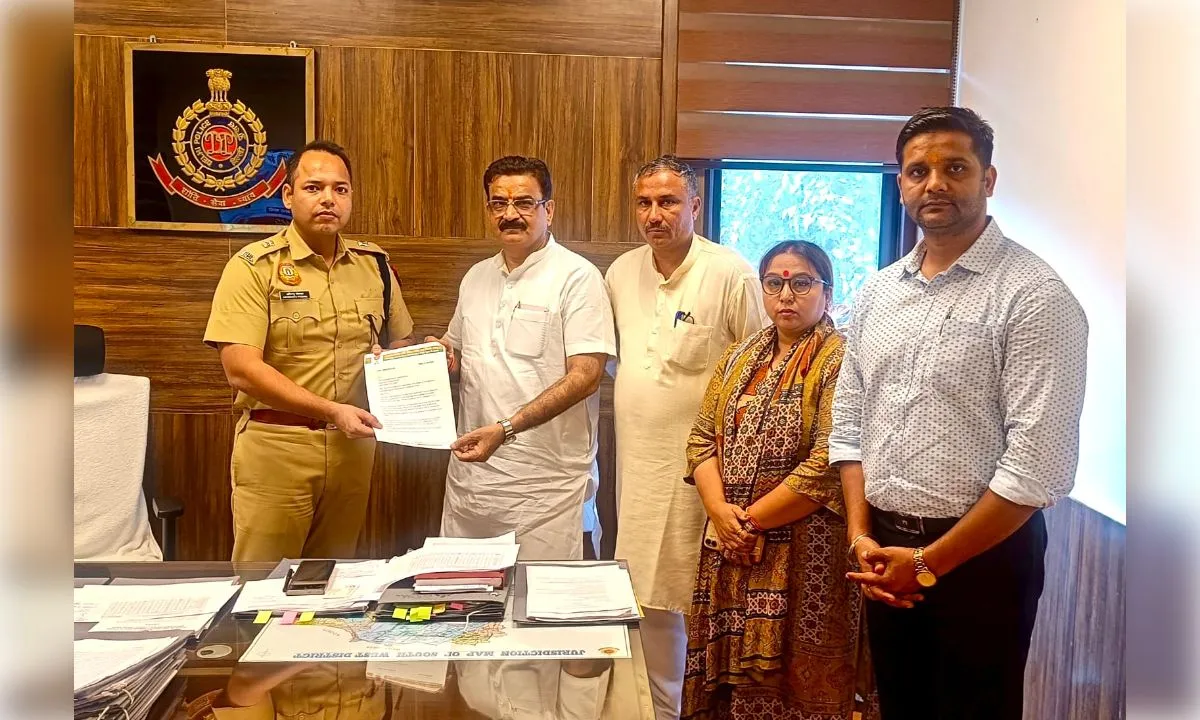 दिल्ली कैंट विधायक पर कार्रवाई की मांग को लेकर भाजपा का पुलिस मुख्यालय पर दबाव