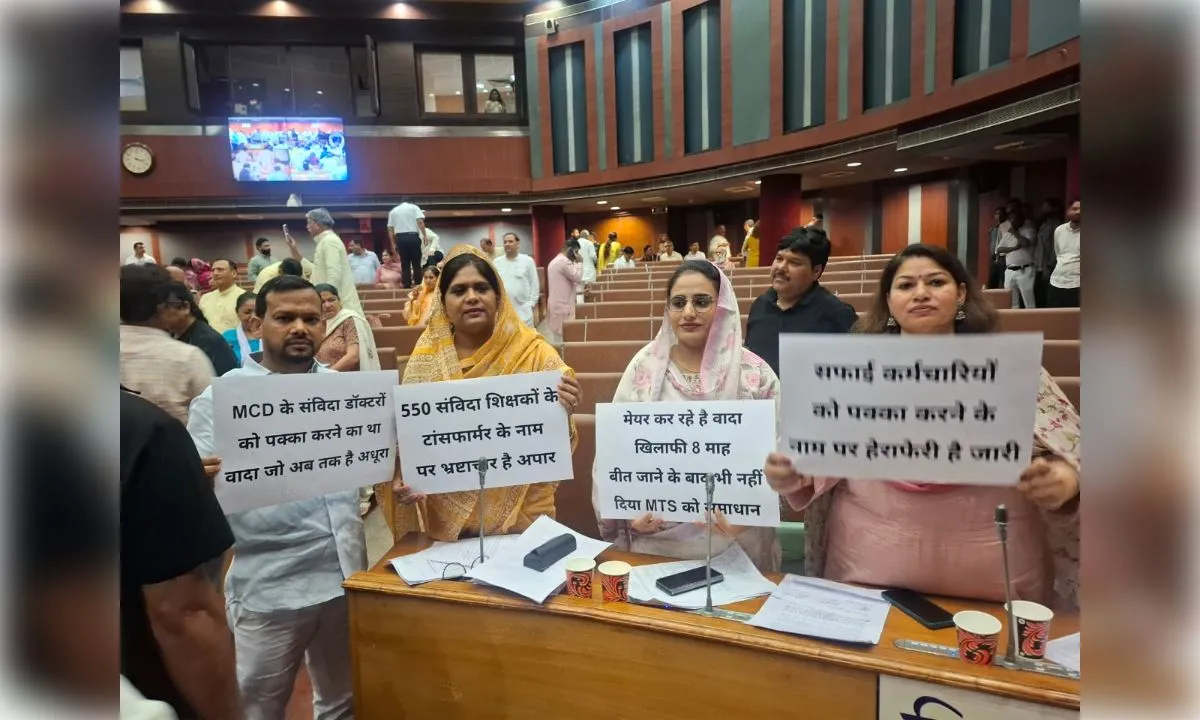 नाज़िया दानिश का आरोप: भाजपा और आप की लड़ाई में दिल्ली की जनता पिस रही है