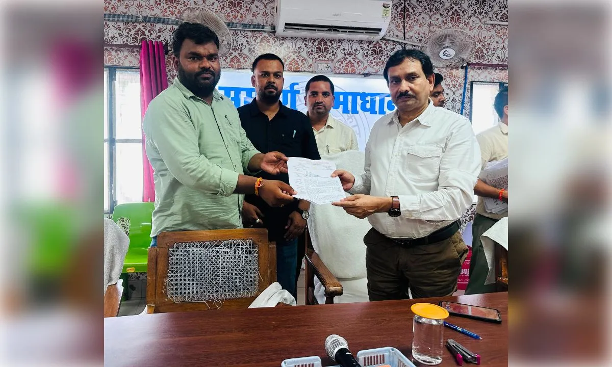 मोहनलालगंज लेखपाल संघ ने अपनी मांगो को लेकर एडीएम न्यायिक को सौंपा ज्ञापन