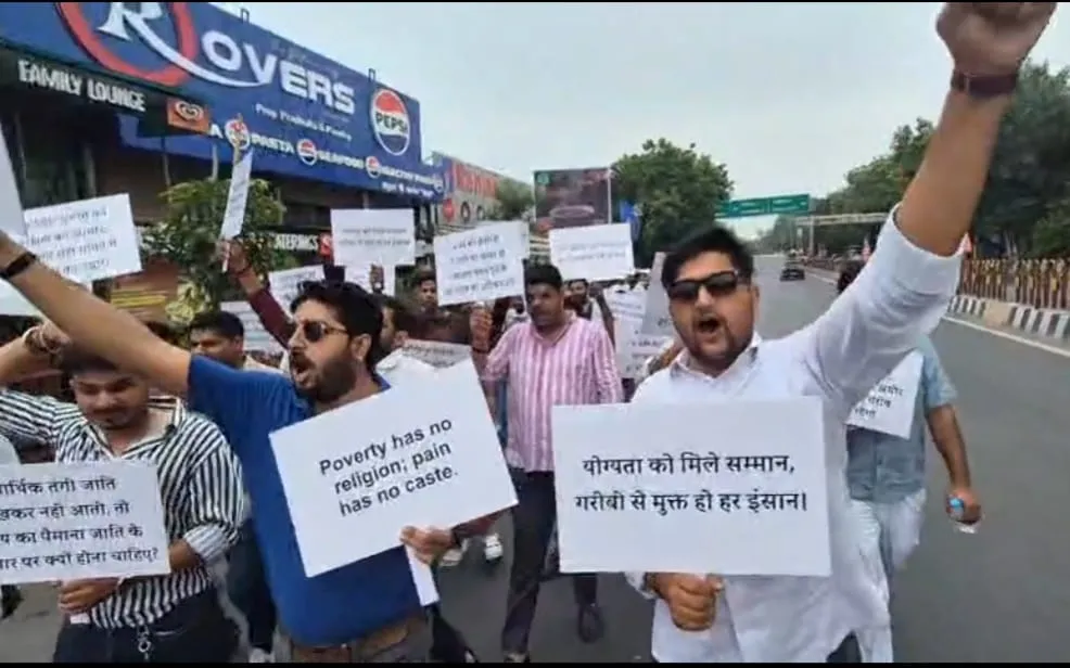 आर्थिक आधार पर आरक्षण की मांग को लेकर प्रदर्शन