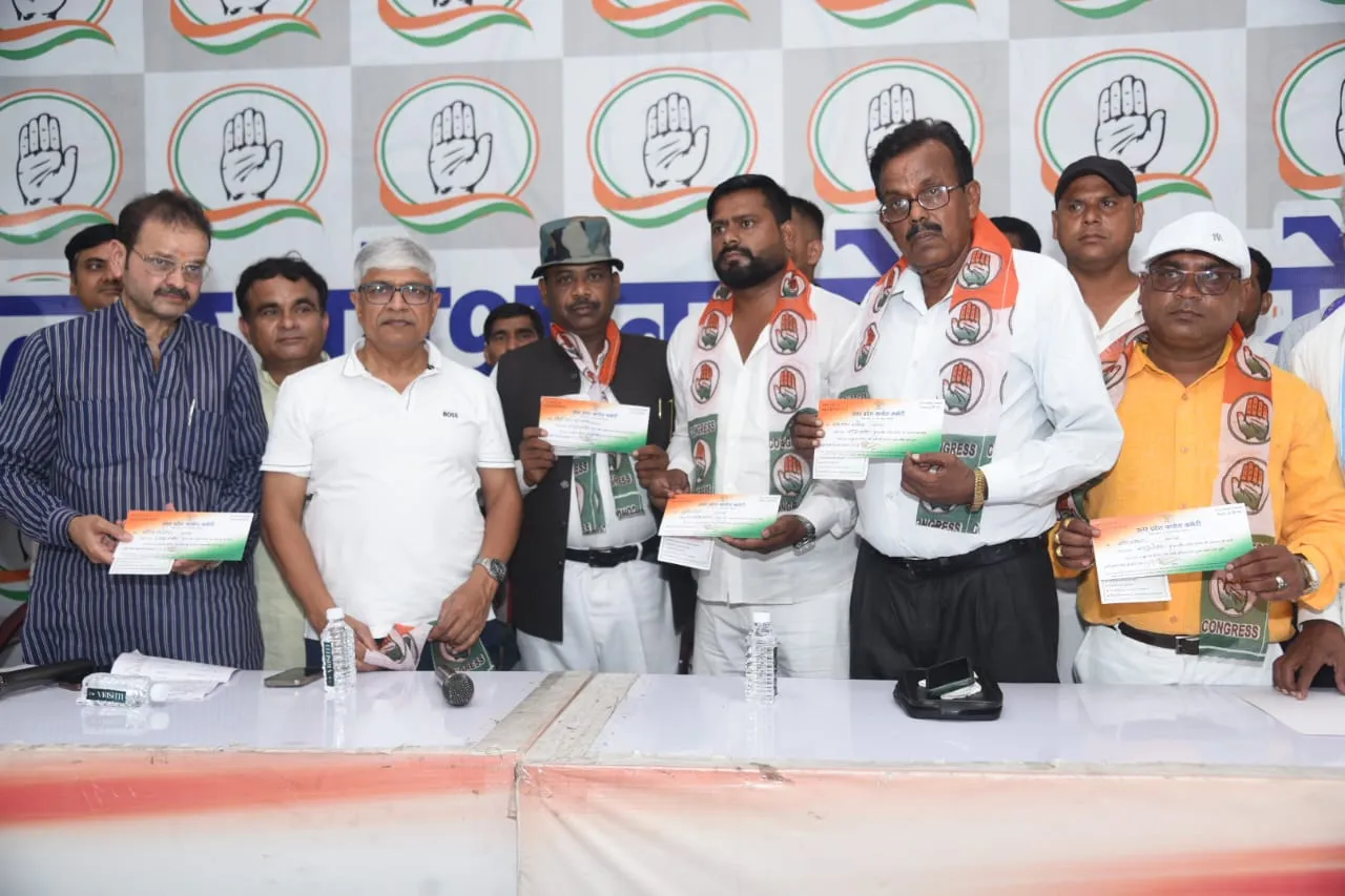 कई दलों के नेता अपने समर्थकों के साथ कांग्रेस में शामिल  