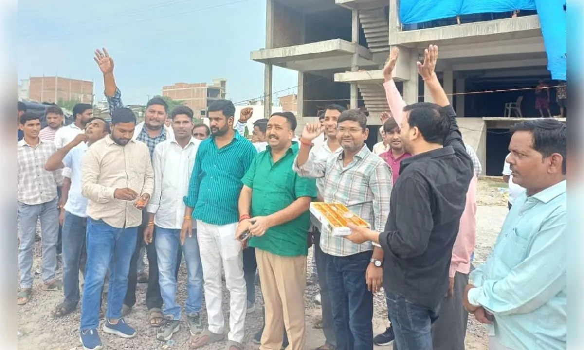 बृजभूषण शरण सिंह के बरी होने पर जरवल में समर्थकों ने बांटी मिठाई