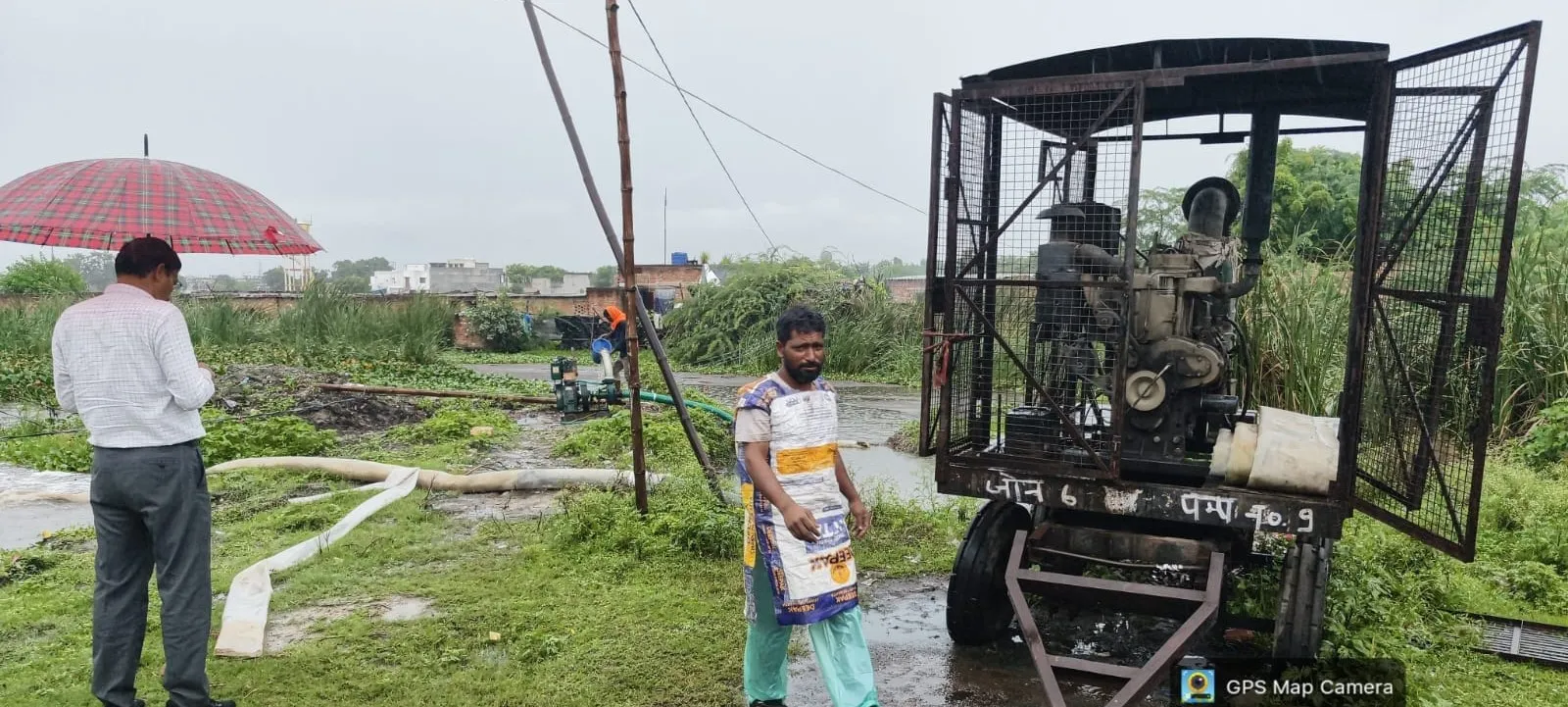  प्लास्टिक का बोरा पहनकर ड्यूटी करते नजर आया कर्मचारी
