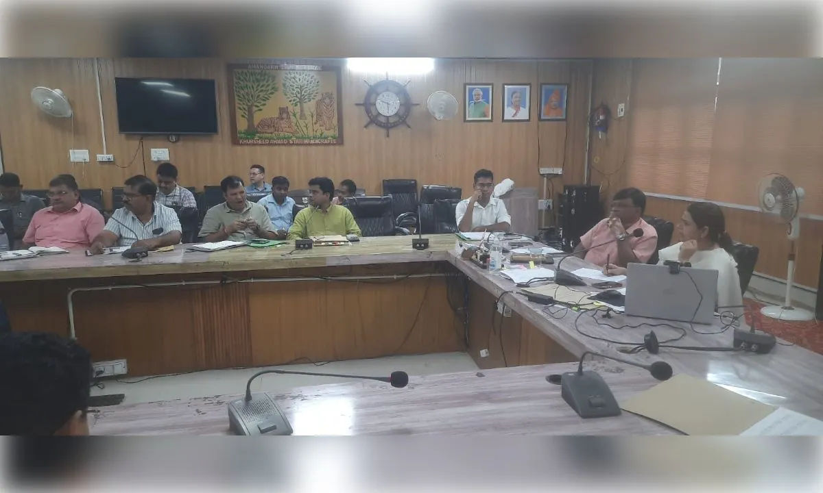 डीएम की समीक्षा बैठक: फैमिली आईडी पर नाराजगी, IGRS रैंकिंग सुधारने के निर्देश