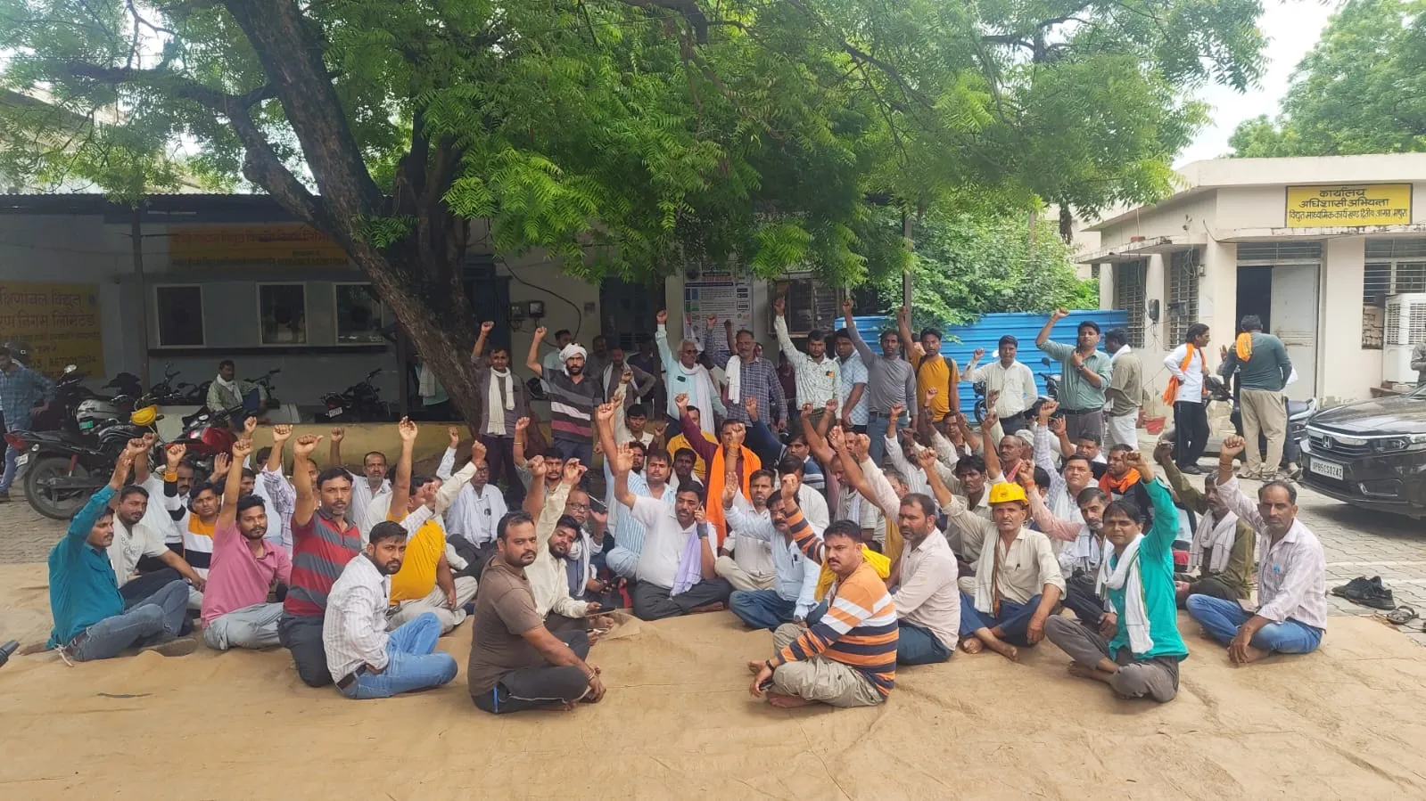 सातवें दिन भी जारी रहा संविदा कर्मचारियों का धरना 