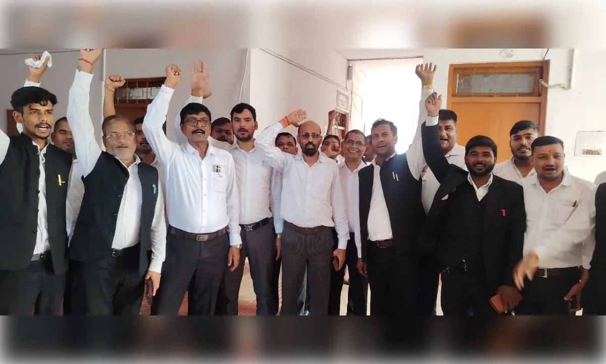 मोहनलालगंज में नई रजिस्ट्री व्यवस्था के विरोध में अधिवक्ताओं का प्रदर्शन