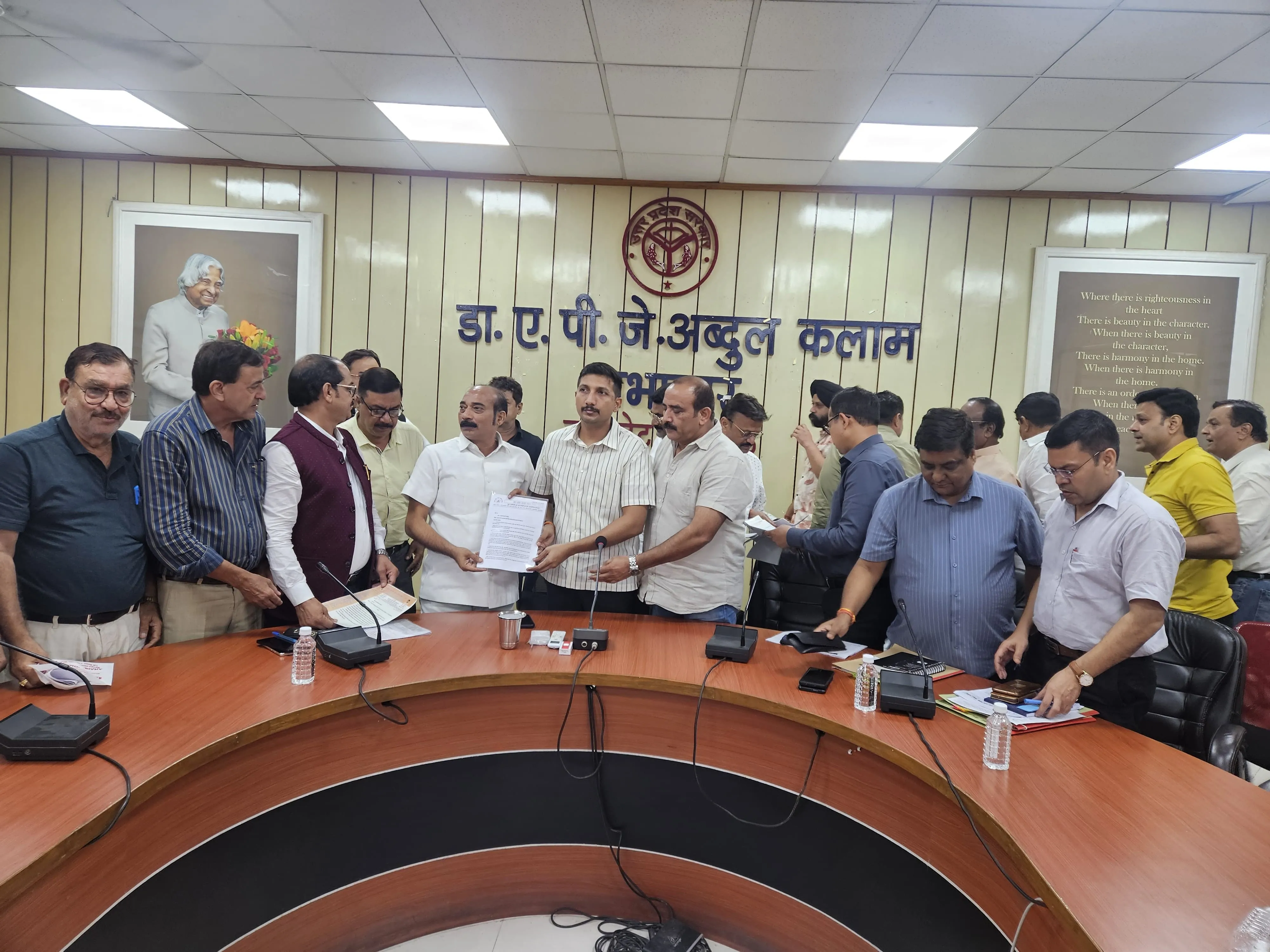 लखनऊ व्यापार मण्डल ने डीएम को सौंपा ज्ञापन