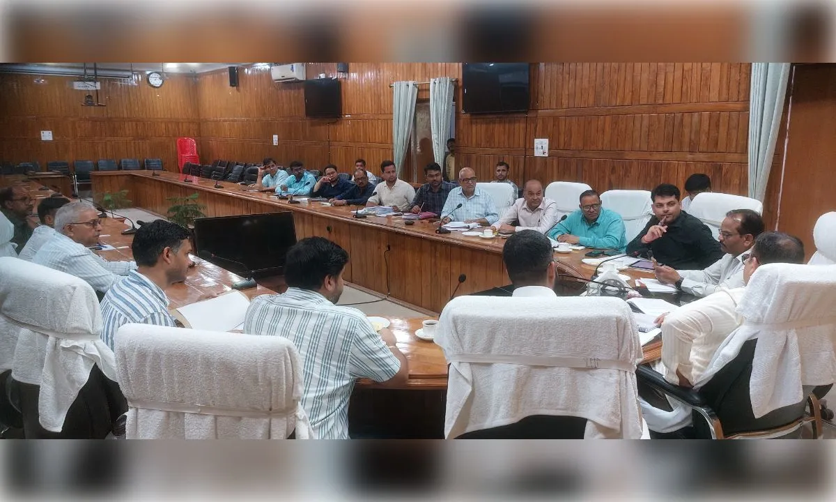 भूमि अर्जन कार्यों की समीक्षा हेतु डीएम की अध्यक्षता में बैठक सम्पन्न