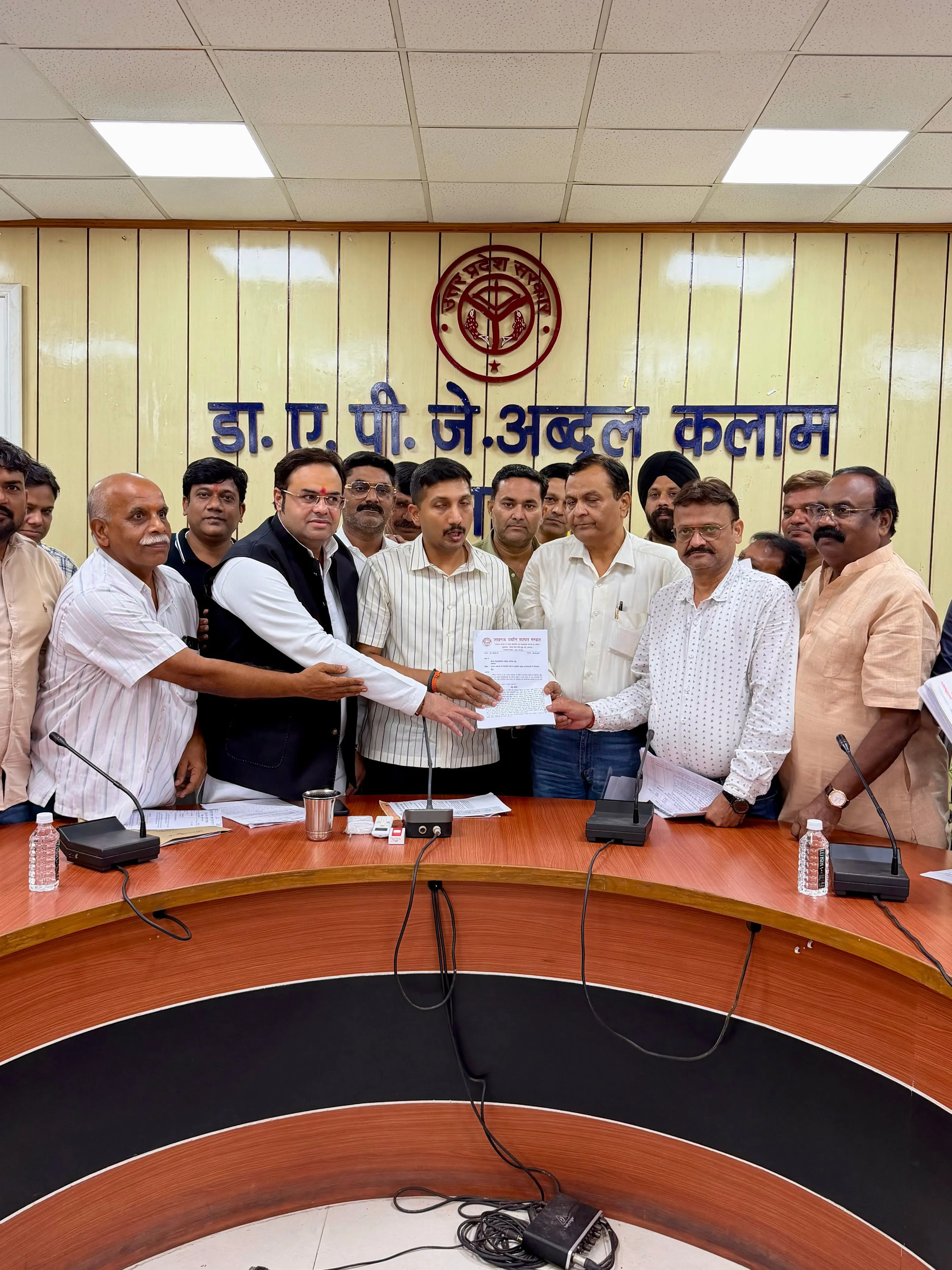 लखनऊ व्यापार मण्डल ने दिया जिलाधिकारी को ज्ञापन 