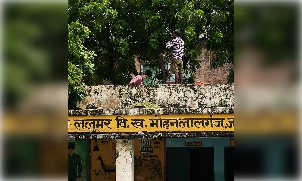 प्राइमरी स्कूल की छत पर चढ़ाकर बच्चों से कराई सफाई वीडियों वायरल