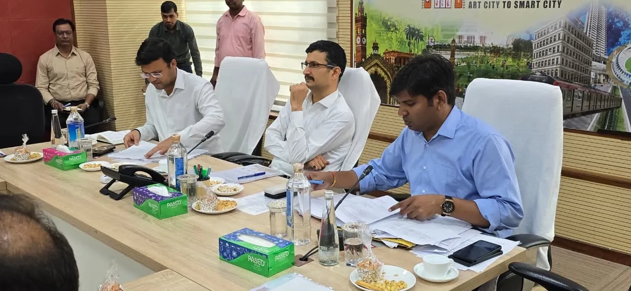 भूने हुए काजू खाकर अधिकारियों ने सिटी बसों की आय बढ़ाने पर दिया जोर