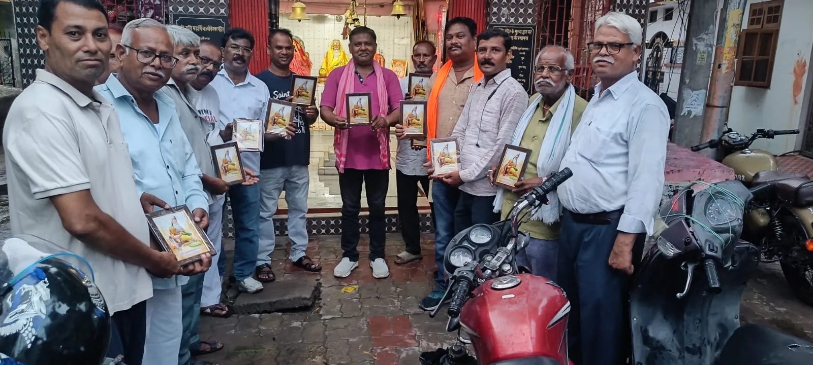 घर-घर पहुंच रहा महर्षि वाल्मीकि का चित्र