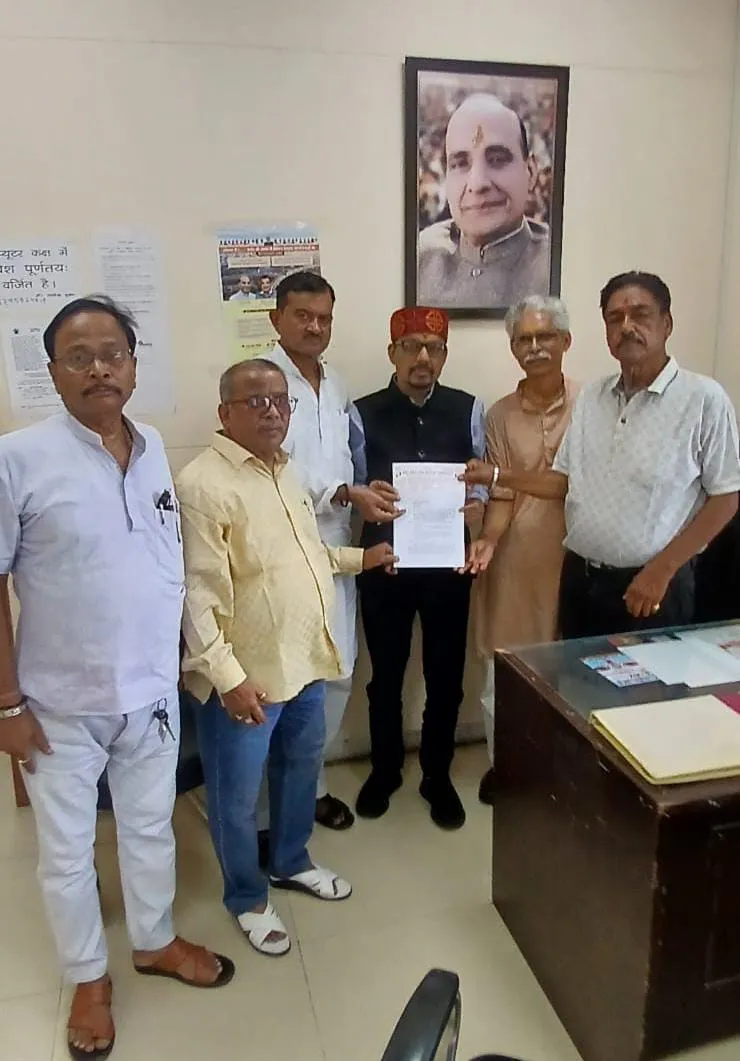 शिक्षकों को टेट से मुक्त करने की मांग, सौंपा ज्ञापन