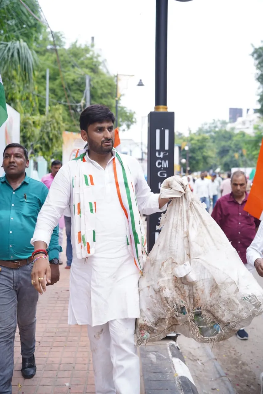 चर्चा के लिए बोरी में कूड़ा बीनने लगे नीरज 