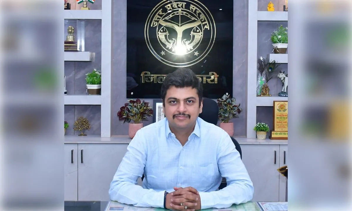 आईजीआरएस संदर्भों के निस्तारण में लापरवाही पर डीएम सख्त