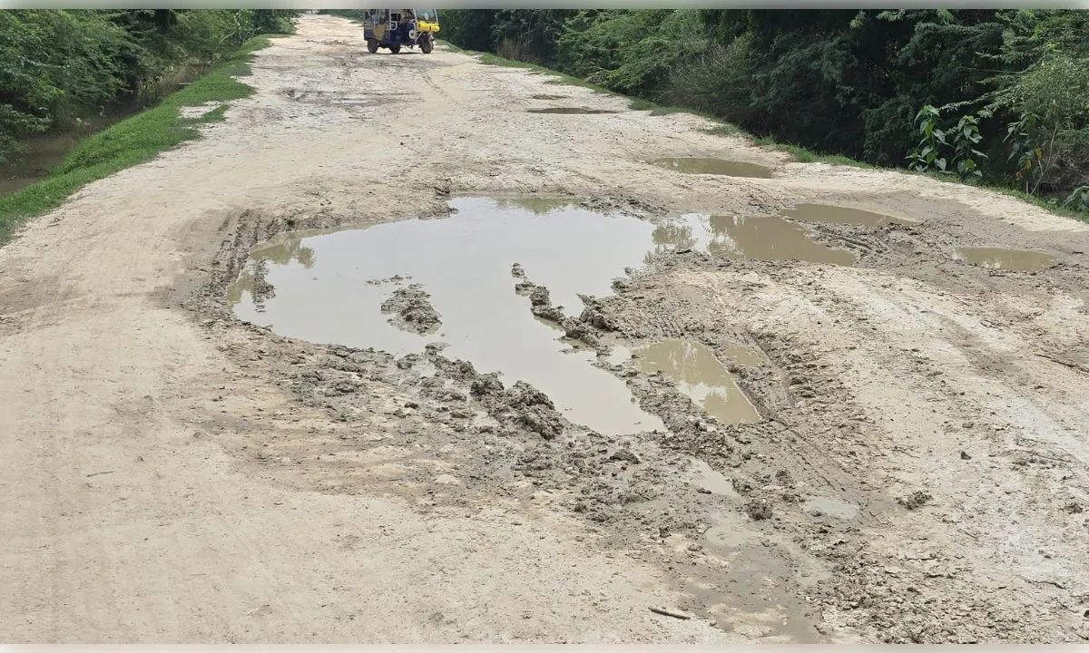 बारिश में कच्चे मार्ग पर राहगीरों का चलना हुआ मुश्किल