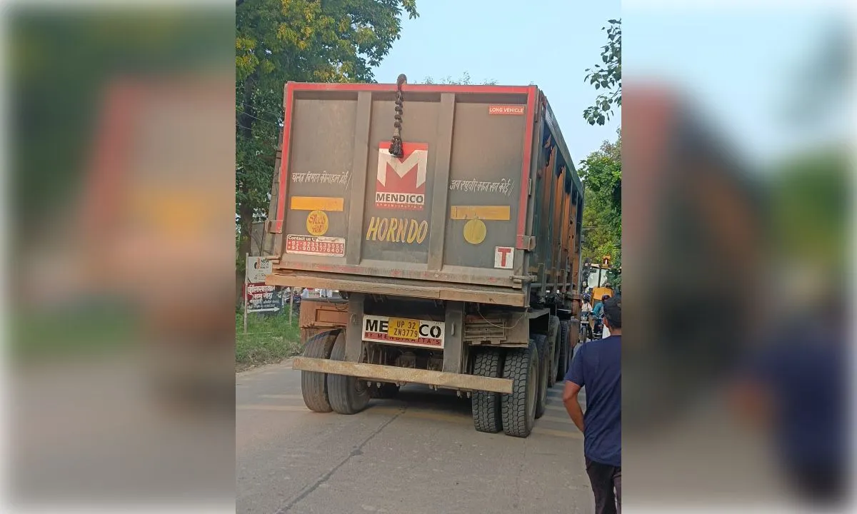 तेज रफ्तार डंपर ने बाइक सवार को मारी टक्कर, हालत गम्भीर