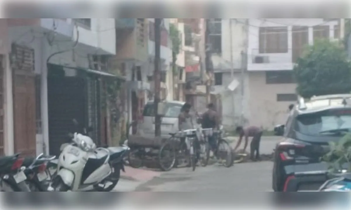 सीवर डालने के लिए बिना अनुमति सड़क काटने का आरोप