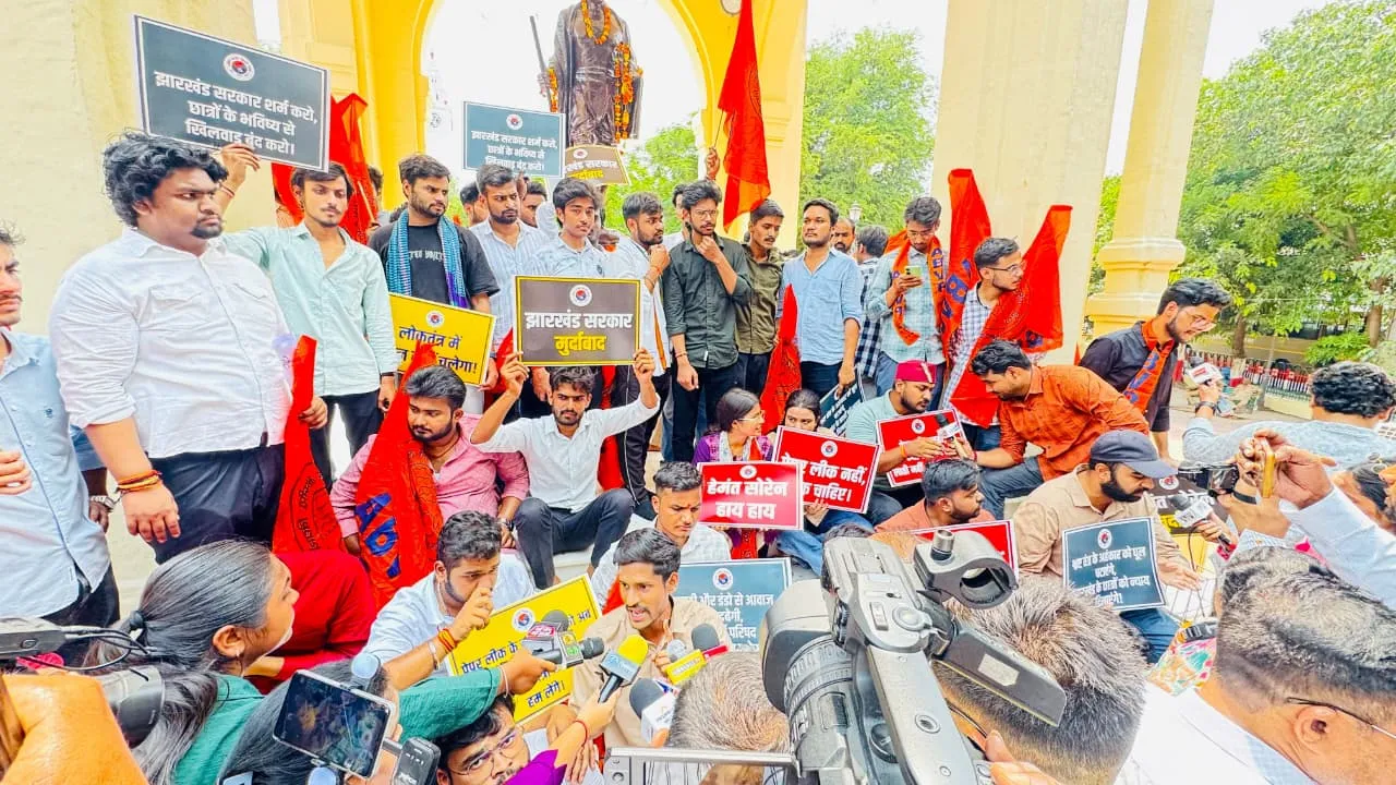 लखनऊ में झारखंड की गूंज, एबीवीपी का प्रदर्शन 