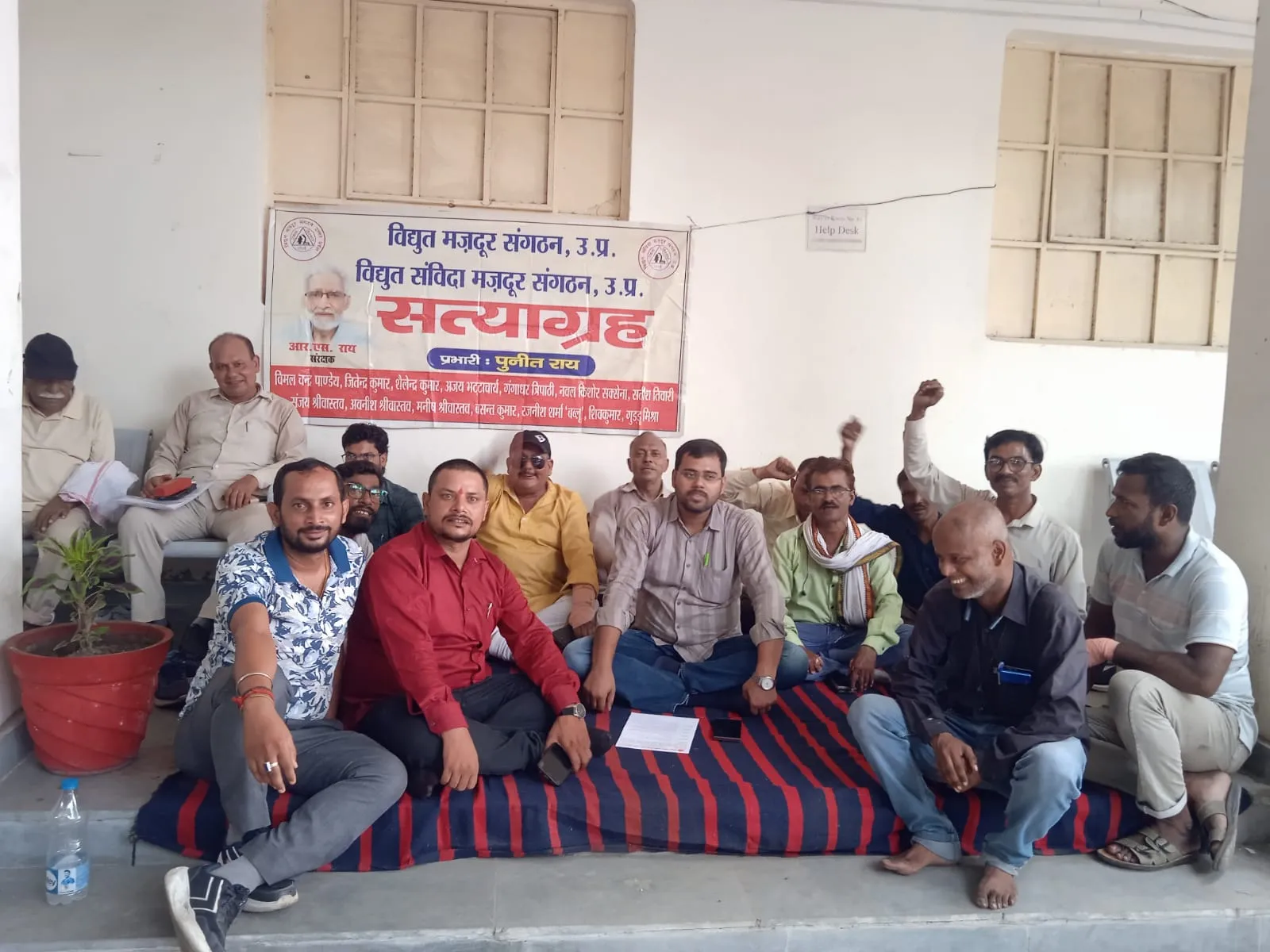 संविदा कर्मचारियों ने किया सत्याग्रह 
