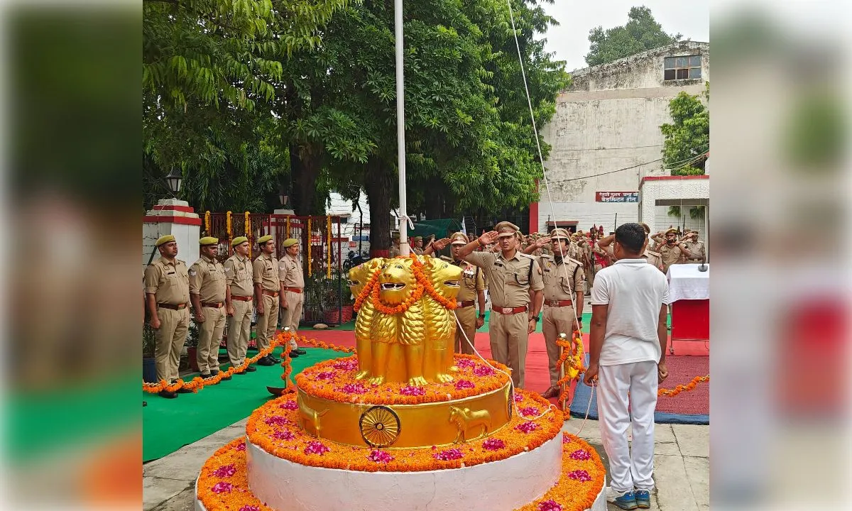 स्वतंत्रता दिवस पर पुलिस लाइन में एसपी अभिषेक झा ने फहराया तिरंगा