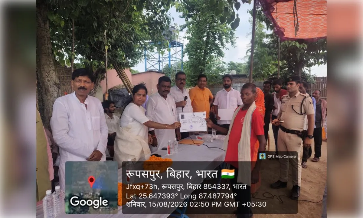 चंदवा पंचायत के 29 महादलित भूमिहीन परिवारों को मिला बासगीत पर्चा