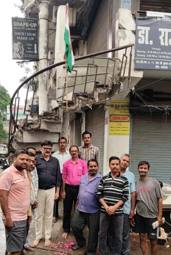 समाचार पत्र वितरक कल्याण समिति ने किया ध्वजारोहण 