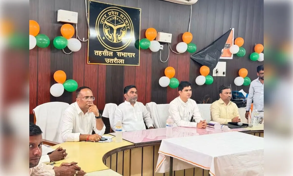 उतरौला में कोटेदारों के लाभांश वृद्धि उपहार कार्यक्रम का आयोजन