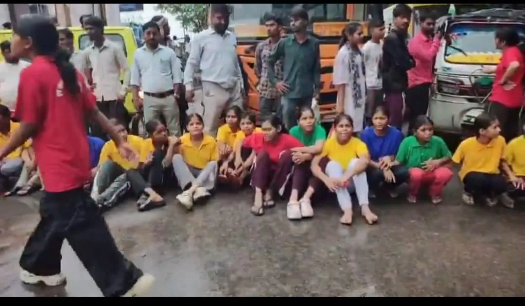 बारिश के बीच जेन अल्फा का विरोध 