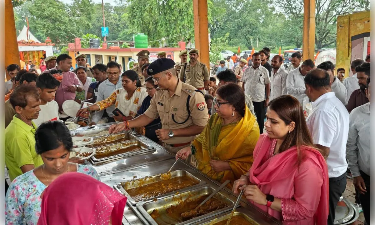 मोटा महादेव मंदिर में डीएम-एसपी ने कांवड़ियों को बांटा प्रसाद