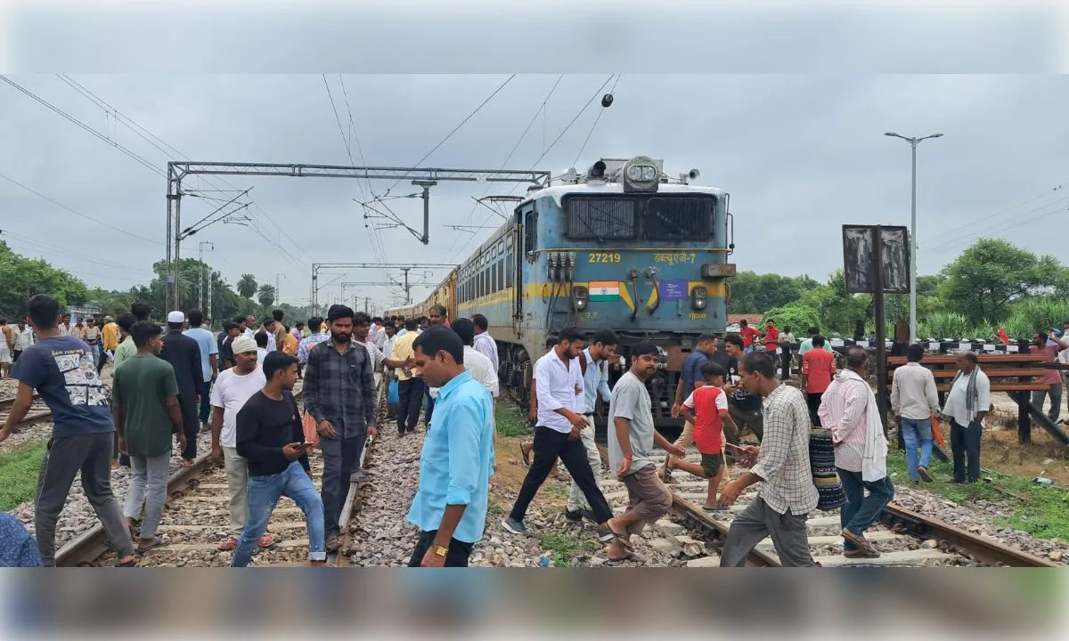 अज्ञात व्यक्ति ट्रेन के आगे कूदा, इंजन में फंसा रहा शव